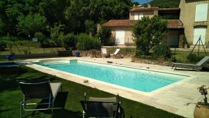 Villa proche de St Tropez avec piscine et grand jardin au calme