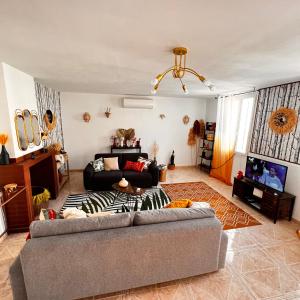 Villa sur la colline avec terrasse et jacuzzi