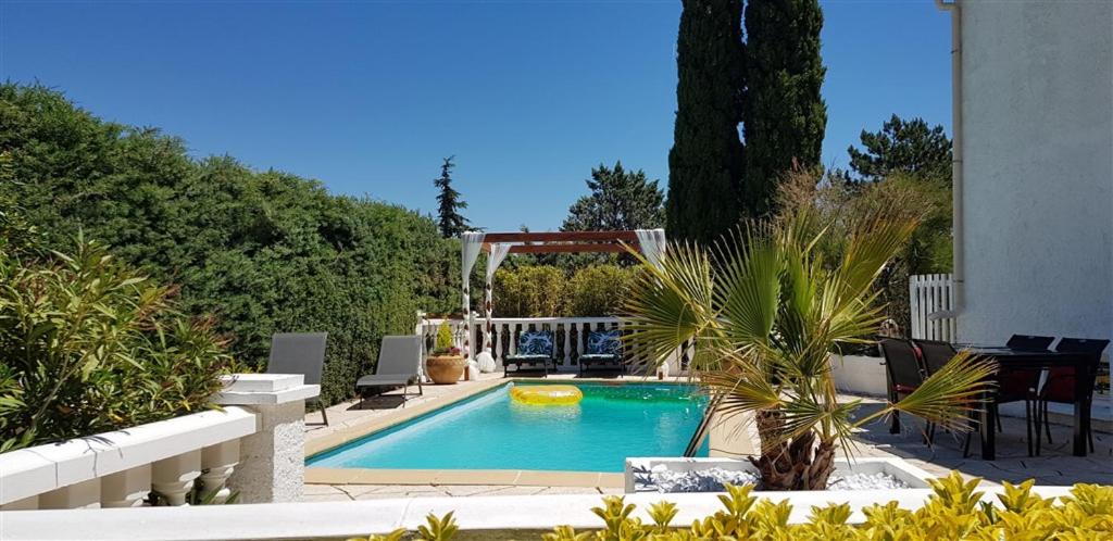 Maison de vacances Villa T3 à 10' de Cassis - Piscine privée et cuisine d'été extérieure 17 avenue du Maréchal Foch 13470 Carnoux-en-Provence