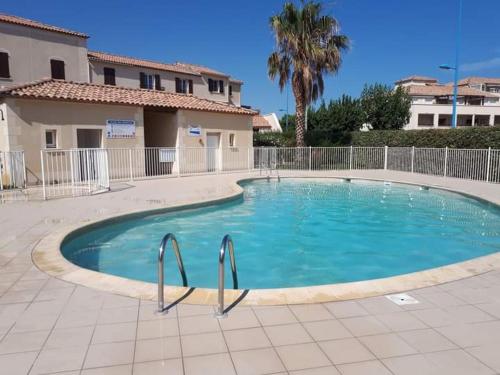 Villa T4, jardin, piscine collective, parking
