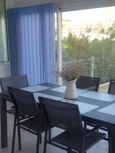 Villa tout confort à 500m de la plage dans résidence privée avec piscine - 3 chambres, 2 salles de bains, Climatisation, WIFI, parking privé