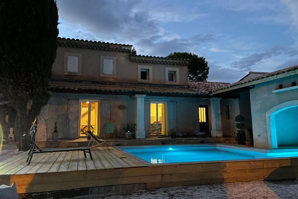 Villa tout confort avec piscine privée 411 route de la maison d'enfants, 84800 LʼIsle-sur-la-Sorgue