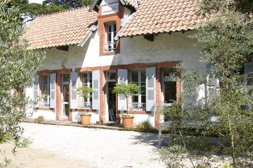 Villa traditionnelle au coeur du bois de la chaise