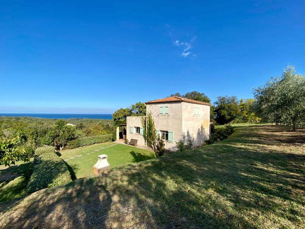 Villa vue mer dans nature protégée, plage à 1,5 km Prunete, 20221 Cervione