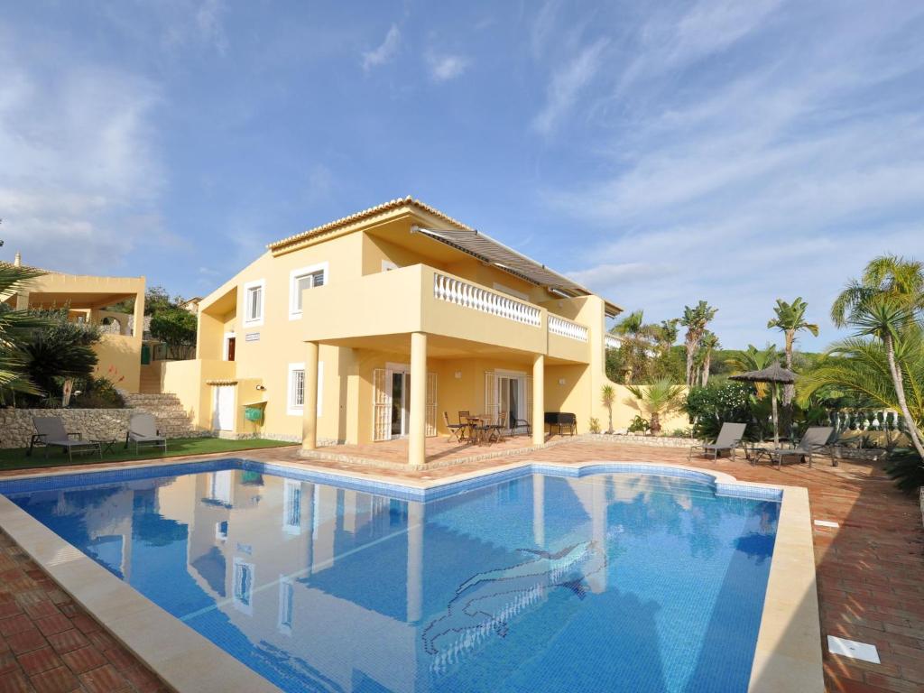 Maison de vacances Villa with views overlooking the pool sea and Meia Praia for a relaxing holiday  8600 Lagos