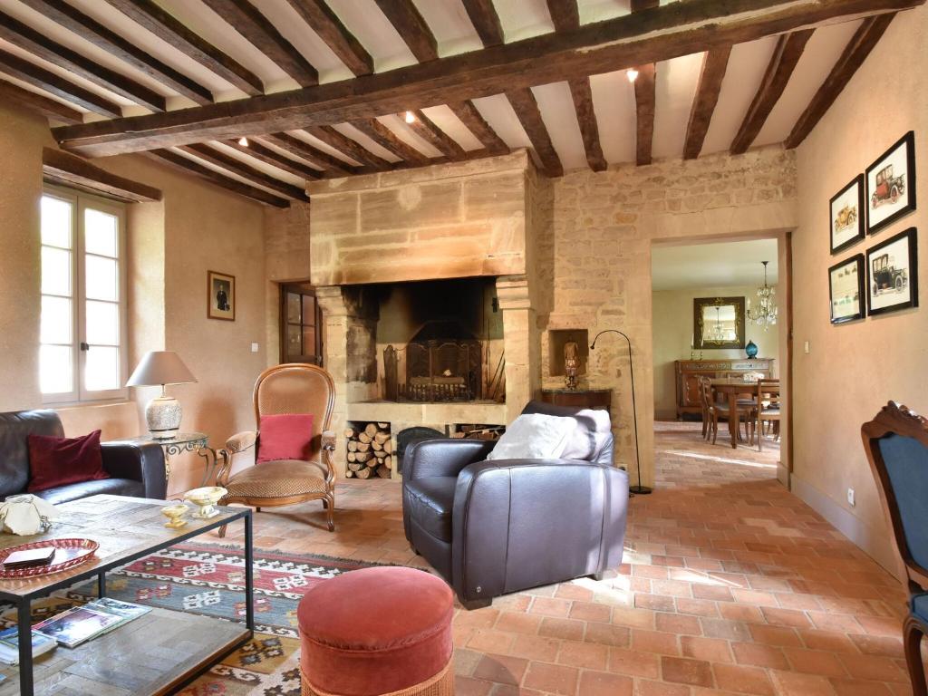 Vintage Mansion in Lantheuil France with Garden , 14480 Lantheuil