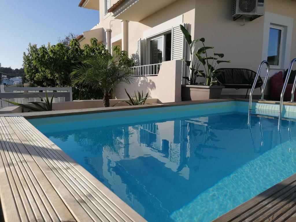 Maison de vacances Vivenda Geminada com piscina a 10 minutos a pé da praia 12 Avenida João Paulo II 8500-780 Portimão
