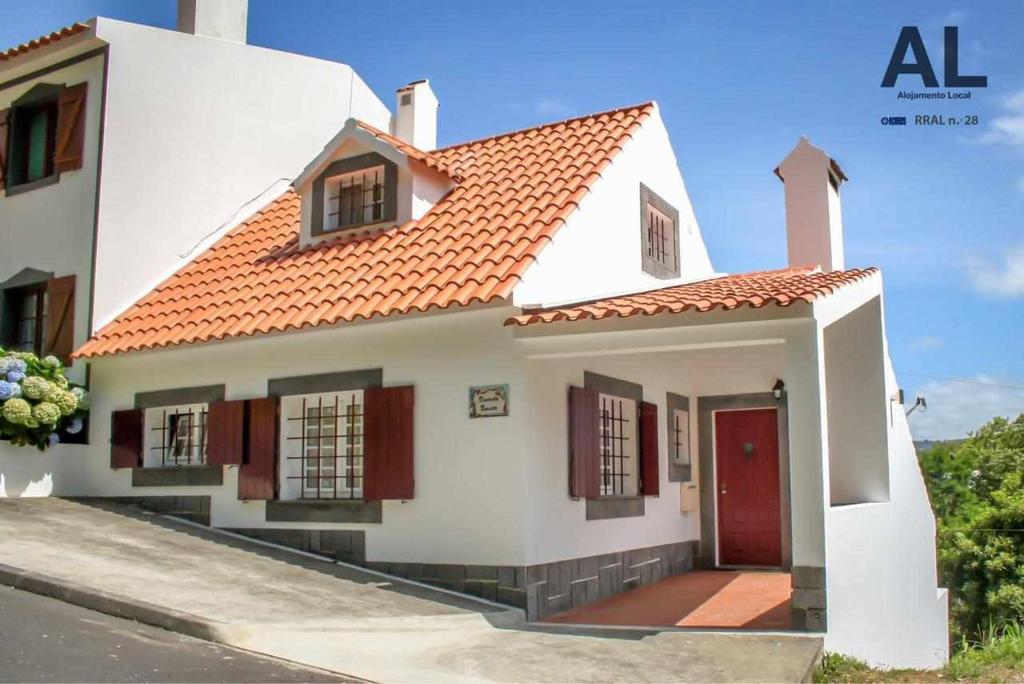 Maison de vacances Vivenda Xavier casa de férias com vista deslumbrante para mar e montanha Caminho da Ladeira  Velha 22 9625-401 Porto Formoso