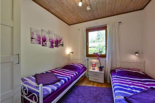 Waldsee-Ferienhaus-mit-Kamin-W-Lan