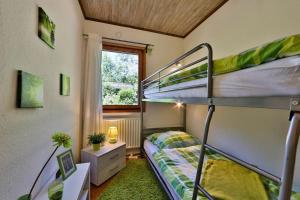 Waldsee-Ferienhaus-mit-Kamin-W-Lan