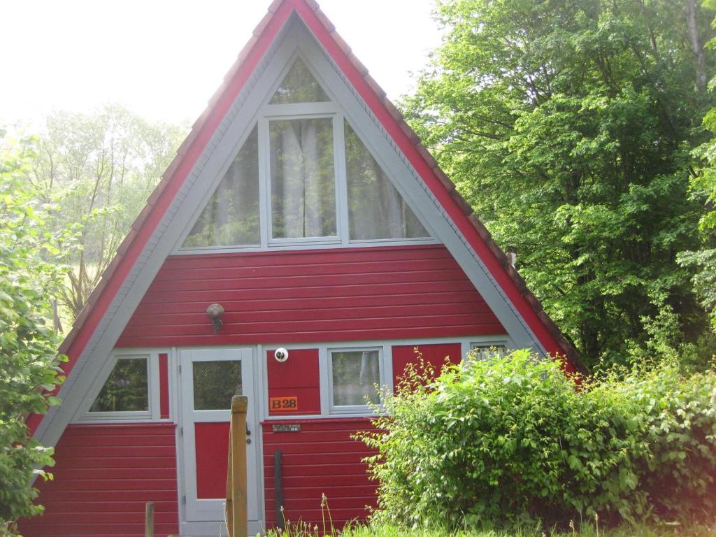 Wooden bungalow with a terrace, in a wooded area , 36217 Berneburg