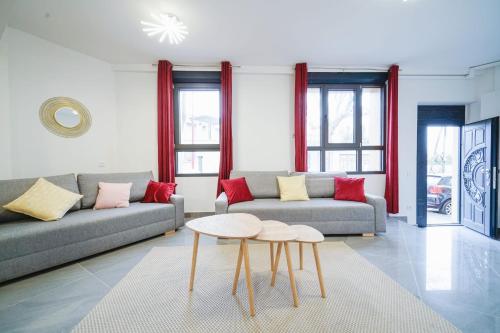 X Beautiful House 10 min walk from Paris