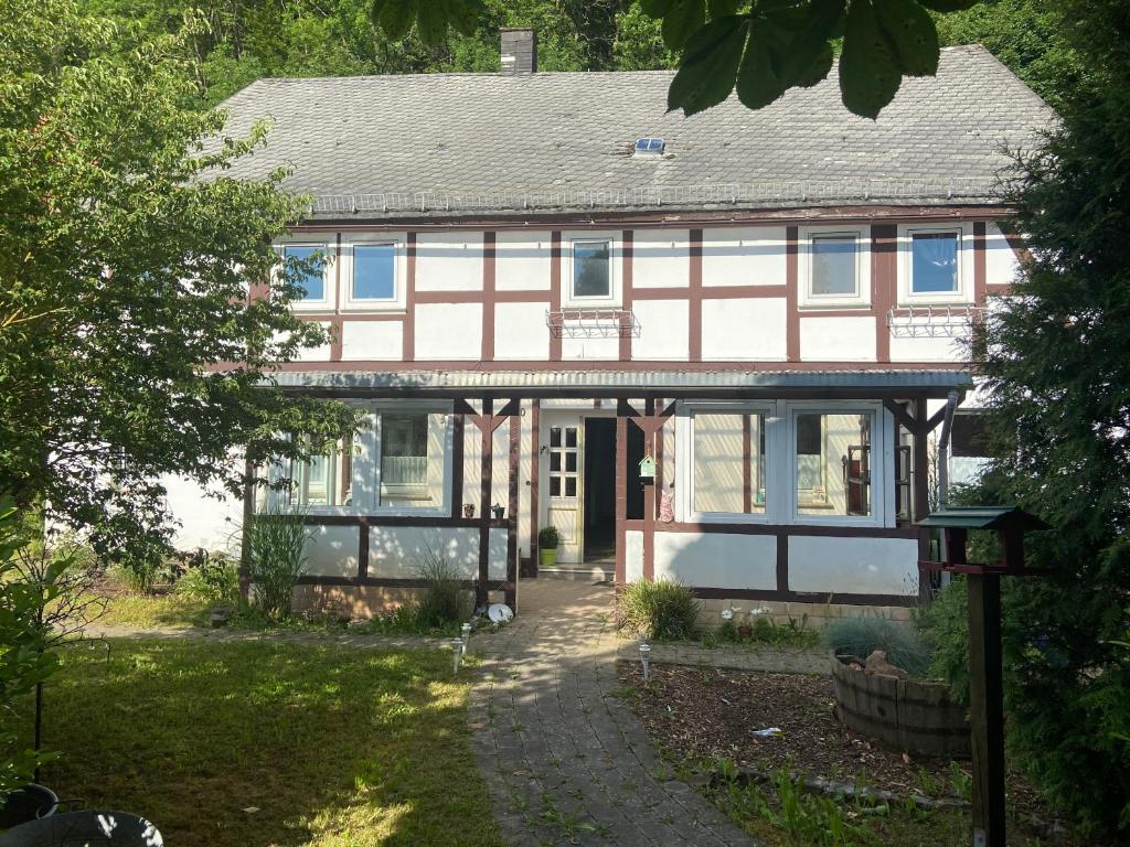 Maison de vacances Zeitreise- Haus mit 5 Schlafzimmern 10 Talstraße 34519 Diemelsee