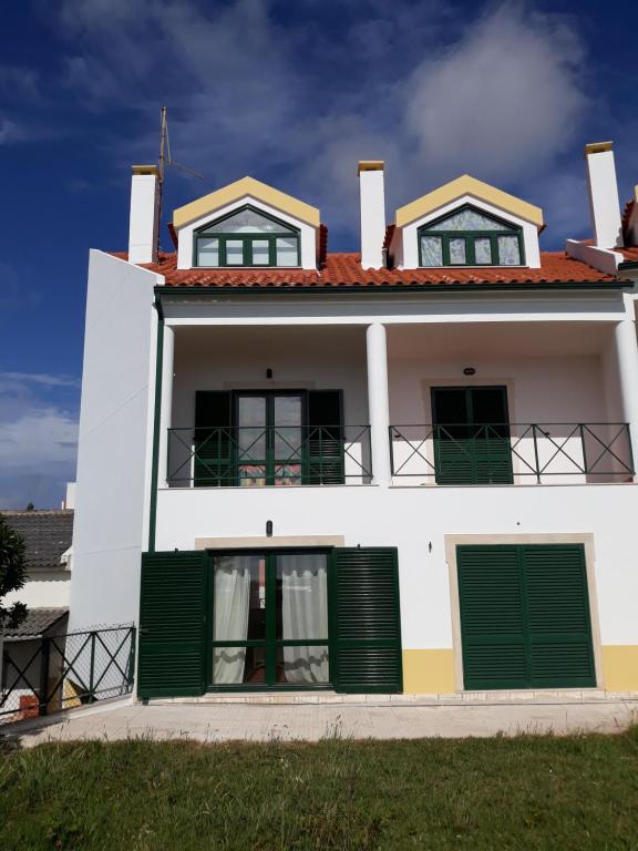ZéLétte Beach House Rua da Praia, 19A, 2525-760 São Bernardino
