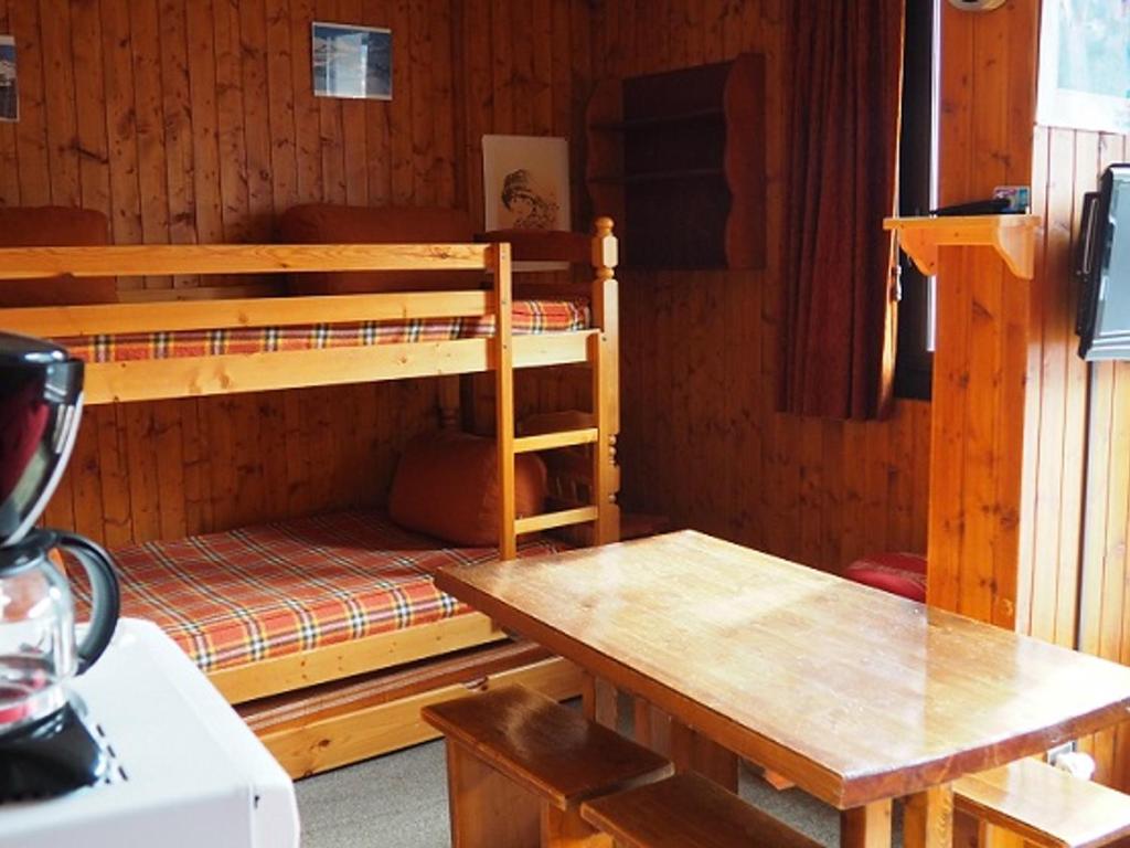 Zeltdachhaus _ grosses Grundstueck