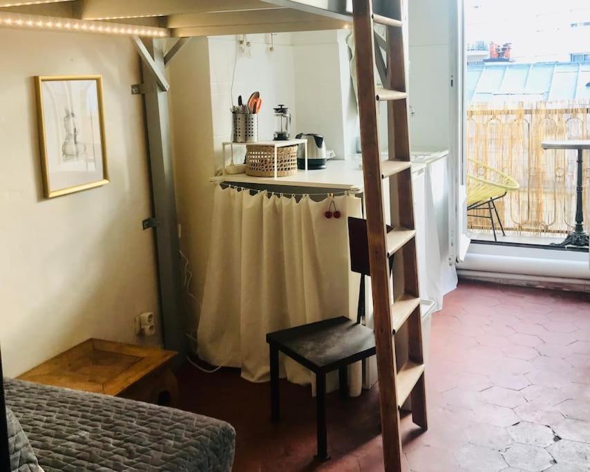 Zeltdachhaus mit Parkplatz vor der 24351 Damp