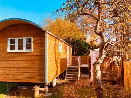 Zirkuswagen mit Outdoor Whirlpool und Garten