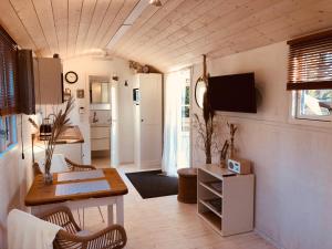 Zirkuswagen mit Outdoor Whirlpool und Garten