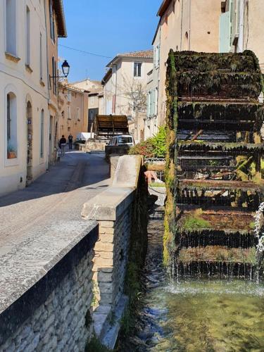 Maison de village façon Loft, avec cour et airco, dans le centre historique LʼIsle-sur-la-Sorgue france