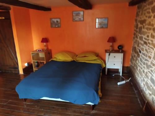 Séjour chez l'habitant maison en granit bleue 6 rue les coudrets Lanhélin