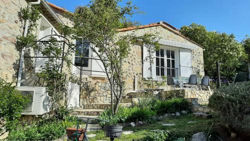 maison en pierre dans un écrin de verdure Saint-Laurent-de-Cerdans france