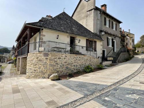 Maison en pierre sur les Quais de la Dordogne Argentat france