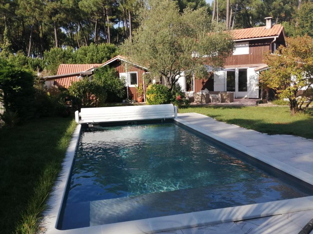 Maison de vacances Maison familiale en bois avec piscine, proche du bassin 50 Allée des Grands Champs, 33470 Gujan-Mestras