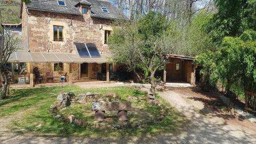 maison isolée dans les vignes et les bois Valady france