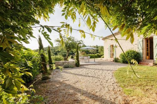 Maison Kalia Piscine privée cuisine d'été salon vidéo et appareils de fitness Puygaillard france