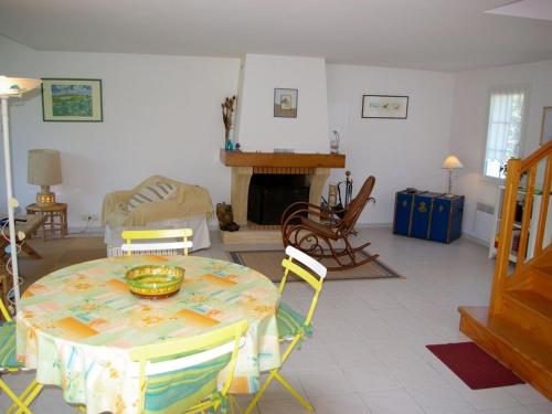 Maison de vacances Maison Le Palais, 4 pièces, 7 personnes - FR-1-418-53 MÃ©rÃ©zelle -  - Le Palais