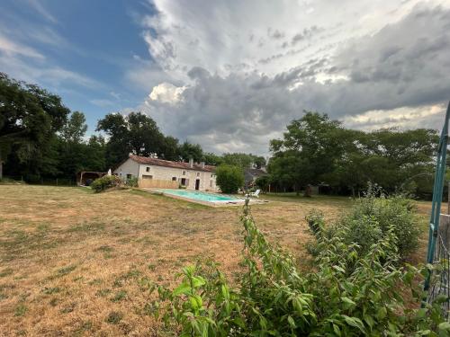 Maison Périgord vert piscine et spa La Roche-Chalais france