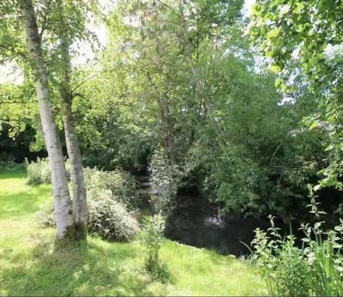 Maison de vacances Maison piscine chauffé couverte privé jardin parc rivière collines 12 Chemin de la Planche Bozel Authou