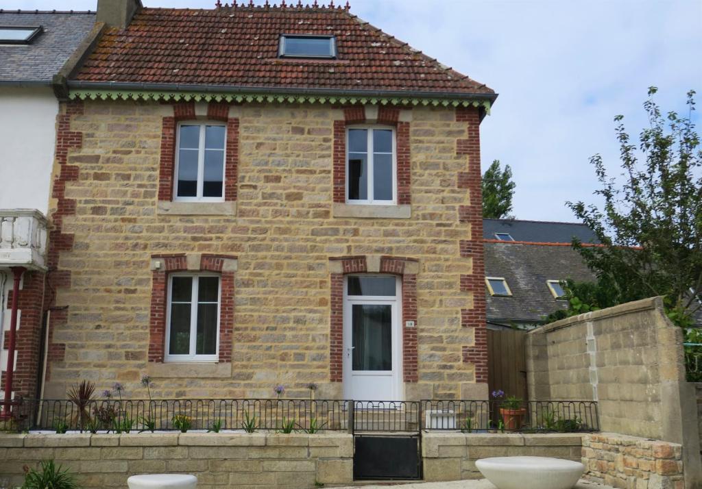 Villa Maison rénovée avec jardin au centre de TREBEURDEN REF-664 18 rue des Plages, 22560 Trébeurden