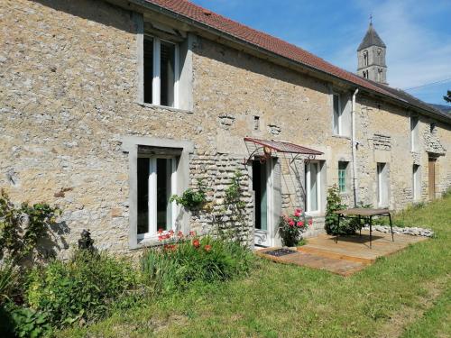 Maison de vacances Maison renovee en pierres avec jardin près Omaha beach & Bayeux à 5mn de Port en Bessin l'église Commes