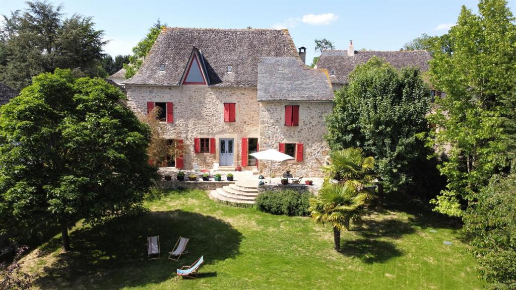 Maison de vacances Maison Rouge Adossee a la Colline et son Etang Impasse de Cyprès, 74, 12350 Privezac