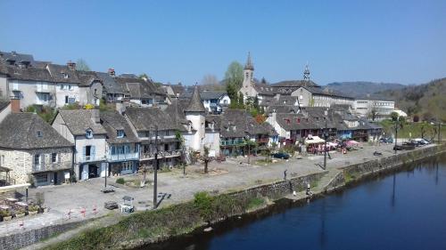 Maison tout confort au bord des rives de la Dordogne Argentat france