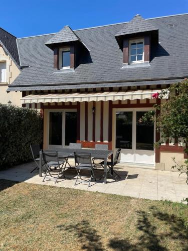 Maison vélo piscine tennis Deauville france