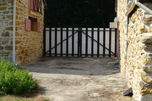 Maisonnette dans un cadre de verdure Chassignolles france