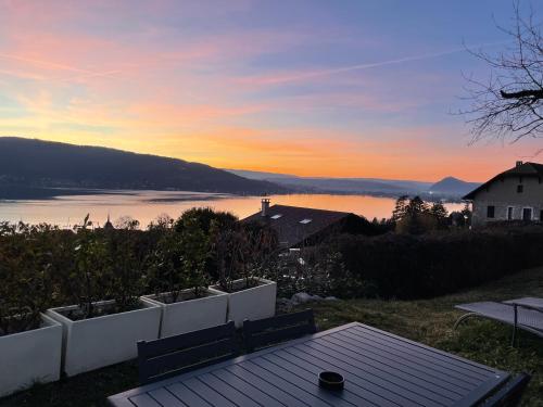 Maisonnette vue panoramique lac d'Annecy Veyrier-du-Lac france