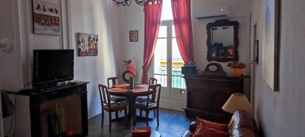 Maisons de vacances Au QUATRE, 2em étage 4 Rue Aristide Rouziere 34120 Pézenas