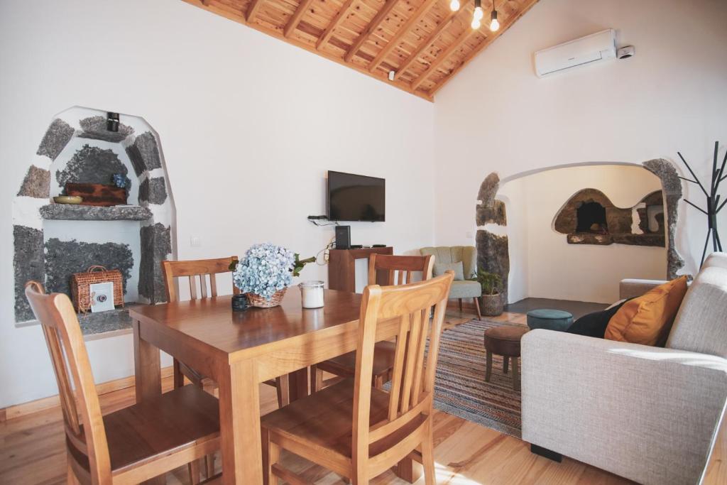 Maisons de vacances Casas da Ribeira Rua da Nossa Senhora da Ajuda 9700-471 Santa Bárbara
