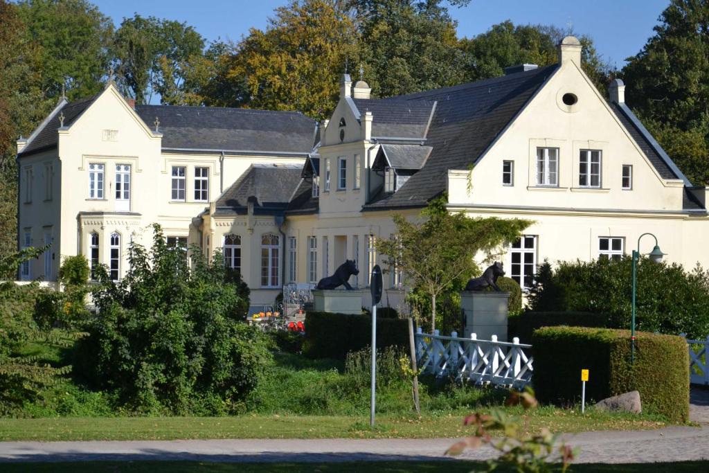 FerienGut Dalwitz Gutshaus Dalwitz 46, 17179 Walkendorf