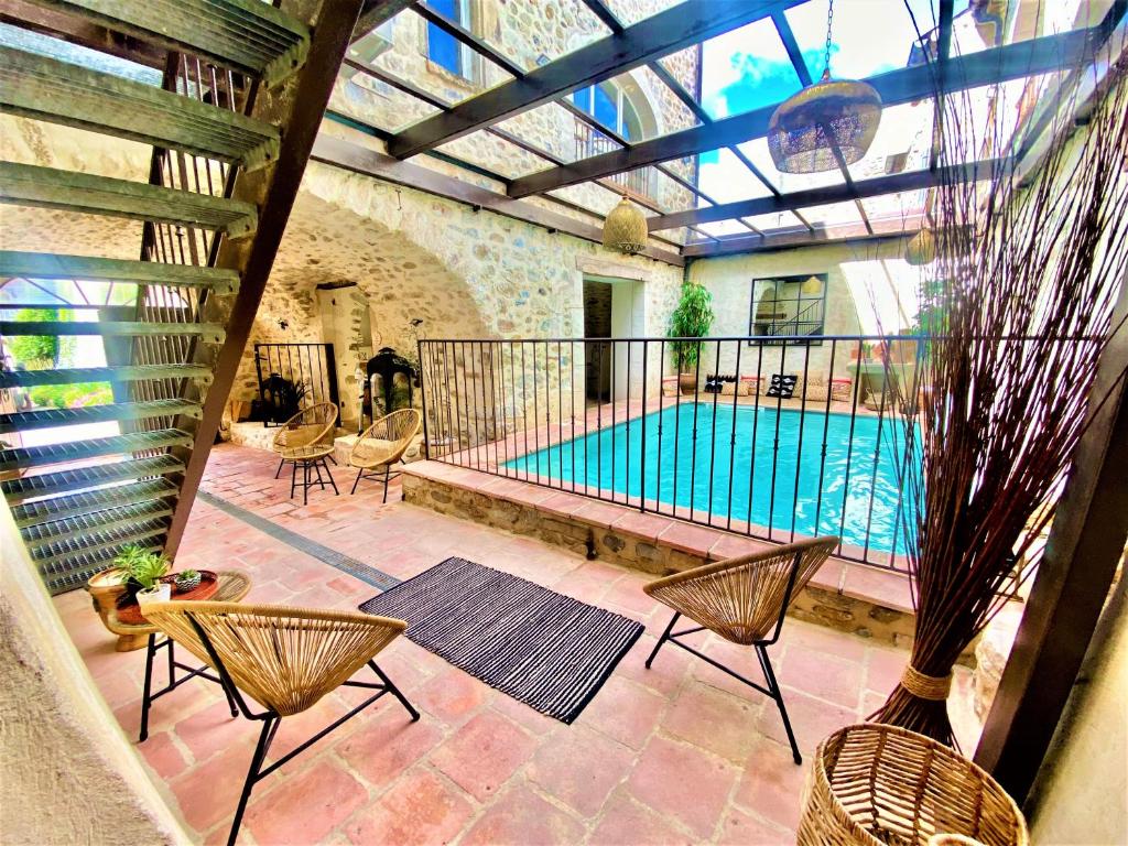 GITE DE GROUPE de charme 18p 9ch 450m2 PISCINE INTERIEURE CHAUFFEE 5 place de saint martin 07150 VALLON PONT D'ARC, 07150 Vallon-Pont-dʼArc