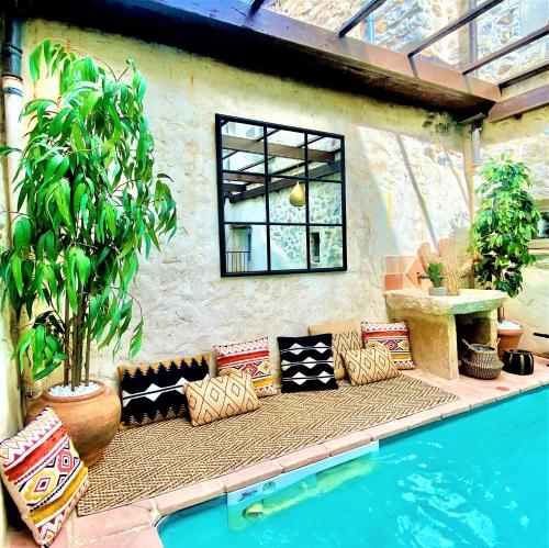 GITE DE GROUPE de charme 18p 9ch 450m2 PISCINE INTERIEURE CHAUFFEE