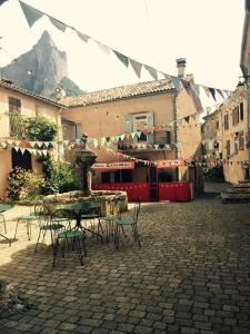 Maisons de vacances Gîte de la Fontronde Place de la Fontronde 05700 Orpierre Provence-Alpes-Côte d\'Azur