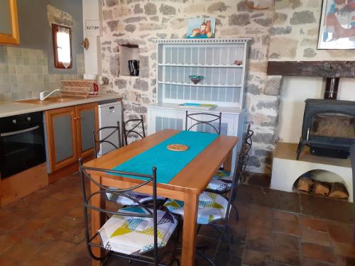 Gîtes de charme dans Mas 18ème rénové, piscine chauffée, au calme, sud Ardèche