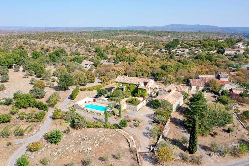 Maisons de vacances Gîtes de charme dans Mas 18ème rénové, piscine chauffée, au calme, sud Ardèche Route des Grads 07260 Joyeuse