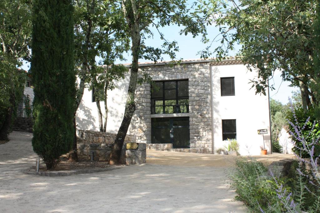 Maisons de vacances Gîtes Domaine de la Barnerie 170, Montée de la Barnerie 07120 Saint Alban Auriolles