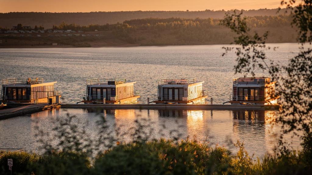 Maisons de vacances Hausboote und Ferienhäuser Marina Mücheln Hafenplatz 6 06249 Mücheln