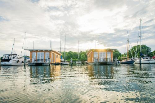 Komfort-Hausboote am Naturhafen Krummin